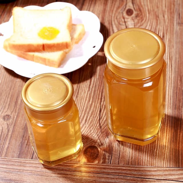 Filling the honey into small bottles