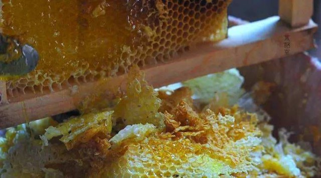 Preparing honey for extraction